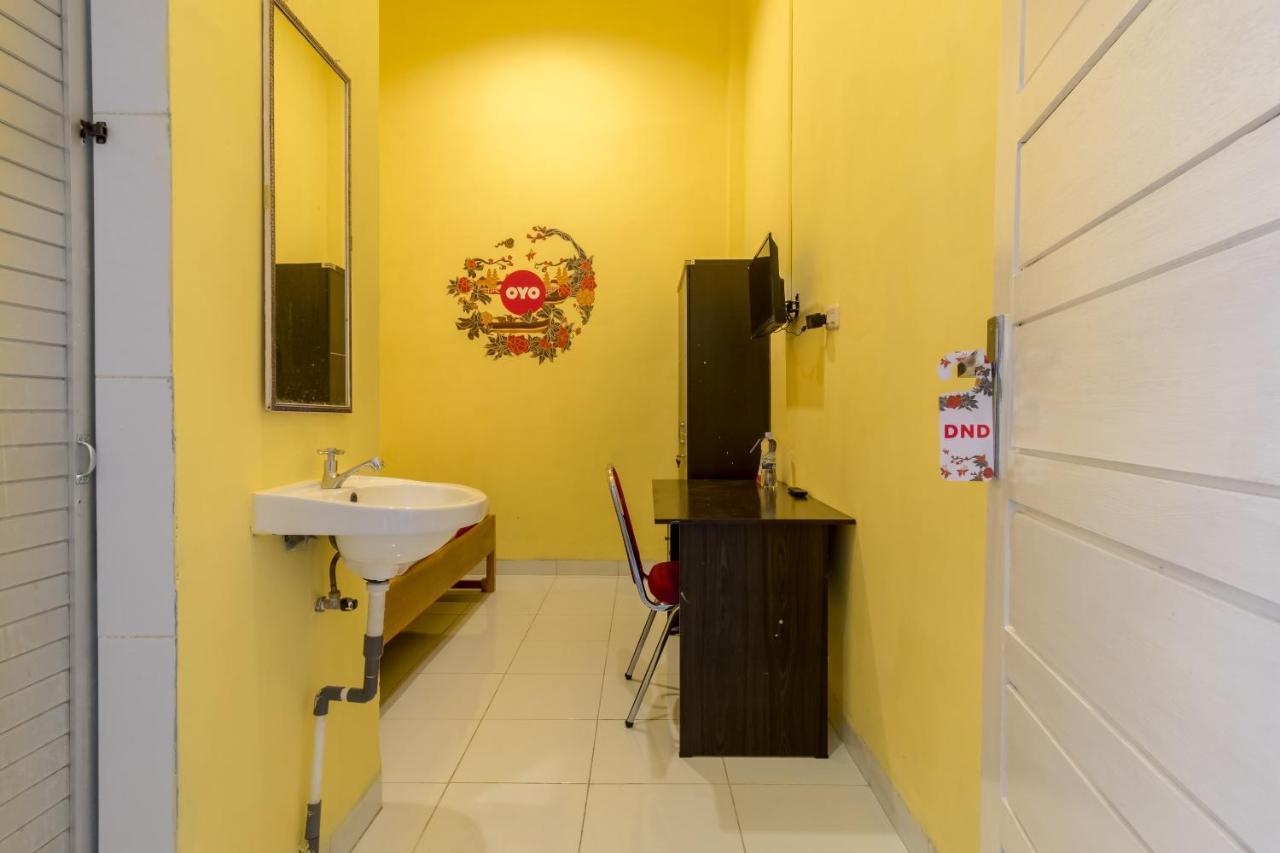 Oyo 447 Hutasimo Residence Медан Екстериор снимка