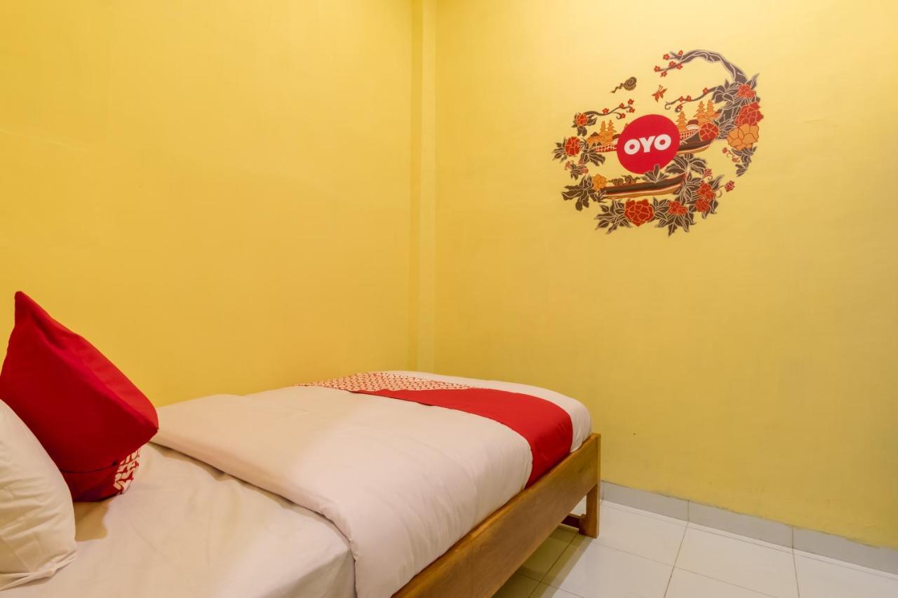 Oyo 447 Hutasimo Residence Медан Екстериор снимка