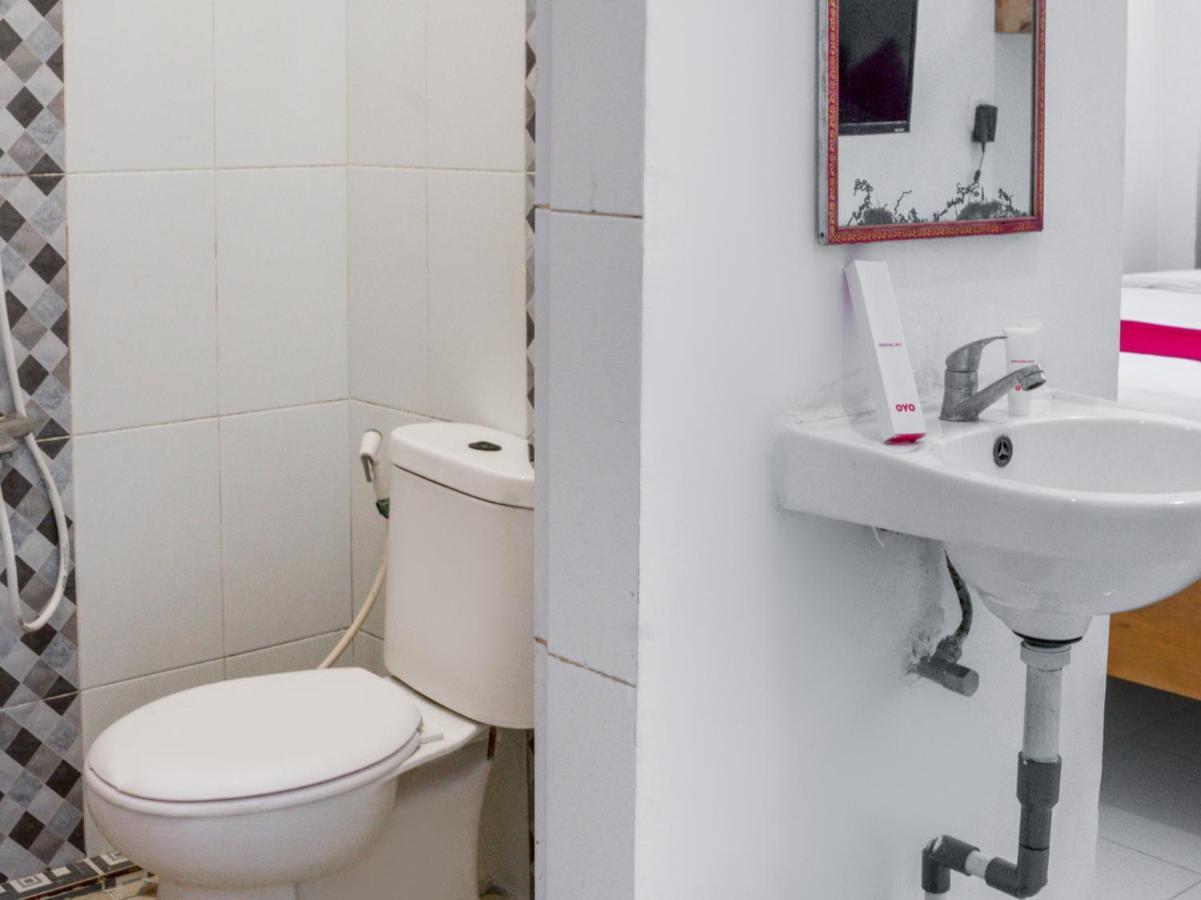 Oyo 447 Hutasimo Residence Медан Екстериор снимка