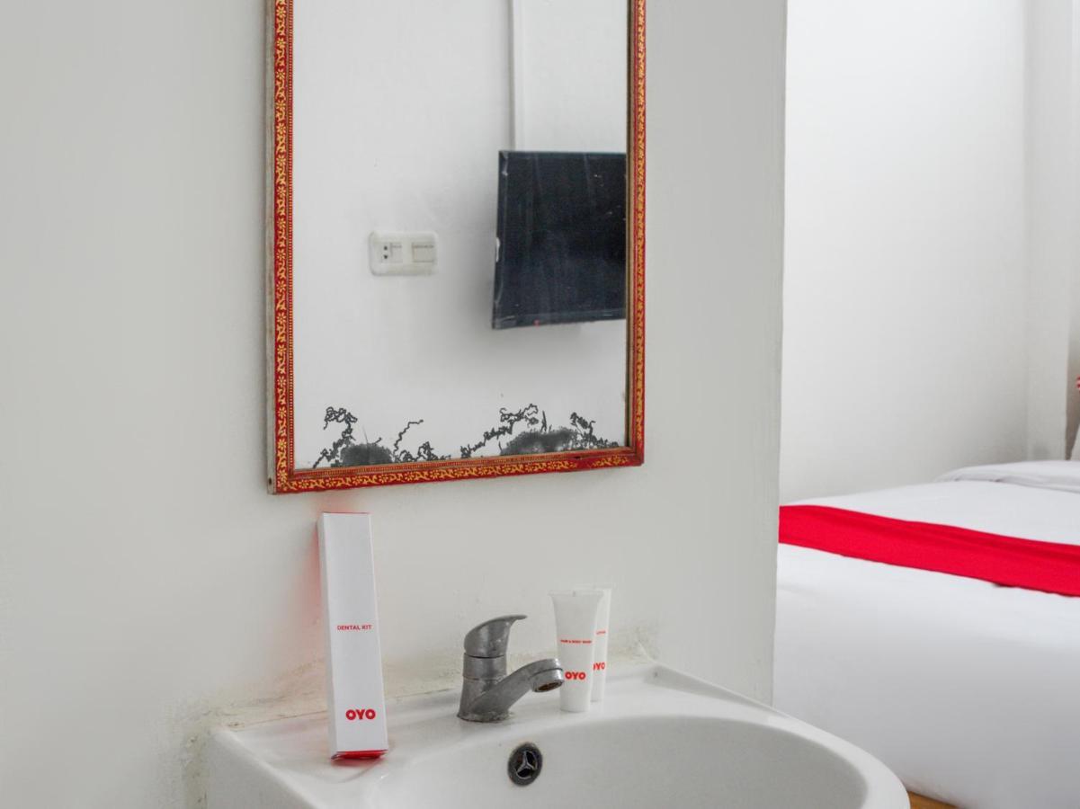 Oyo 447 Hutasimo Residence Медан Екстериор снимка